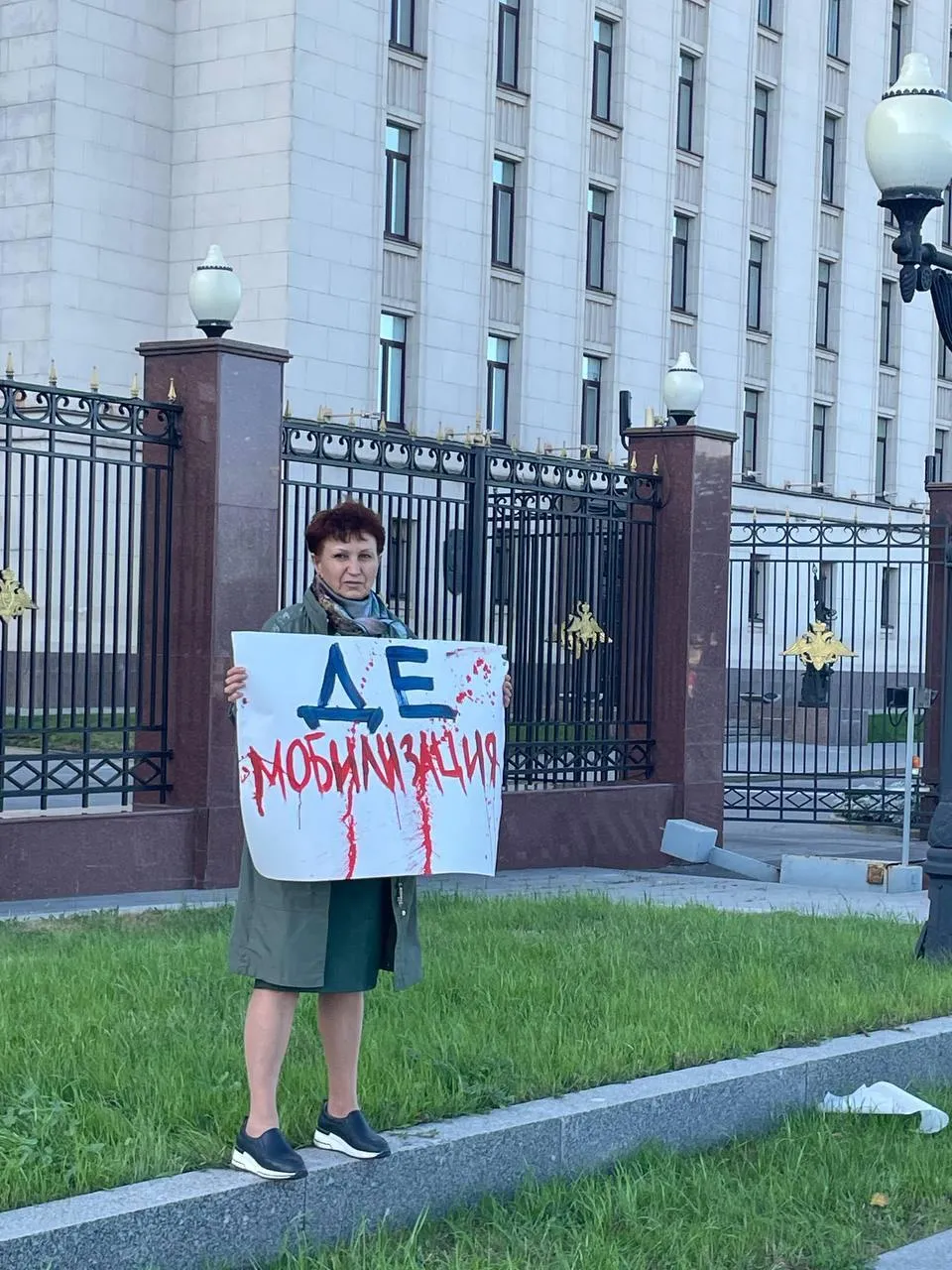 Родичі мобілізованих вийшли на протест біля будівлі Міноборони РФ у Москві: що вони вимагають. Відео
