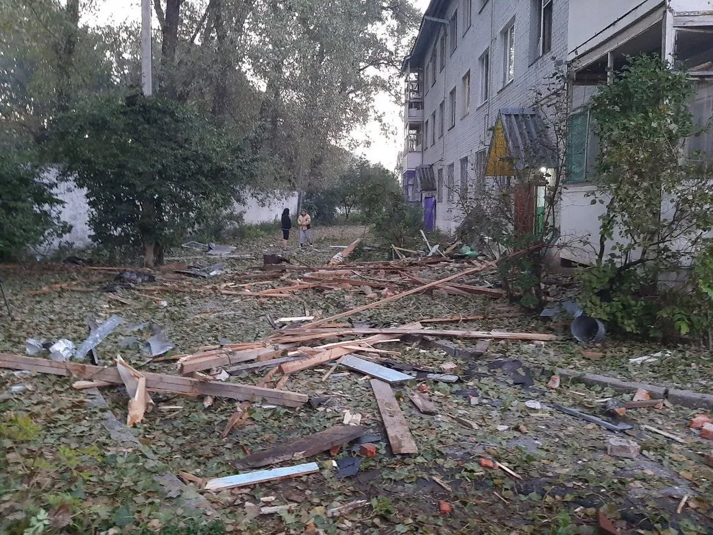 У Хмельницькому внаслідок ворожої атаки пошкоджено будинок: на місці працюють екстрені служби. Фото й відео