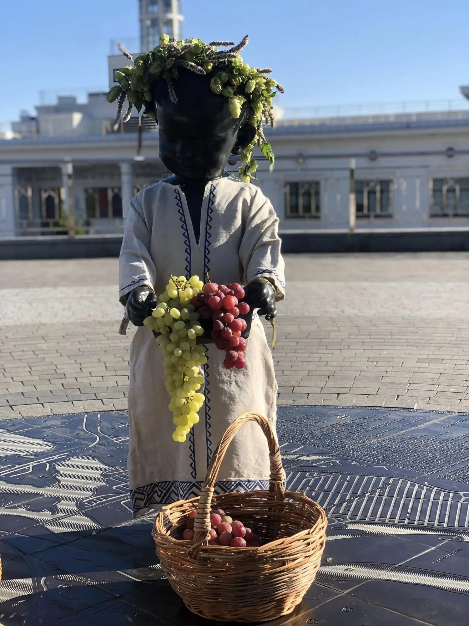 Скульптуры малышей-основателей Киева переодели в честь осеннего равноденствия. Фото