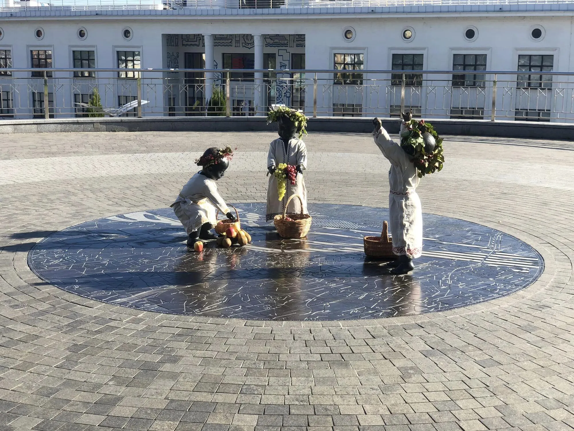 Скульптуры малышей-основателей Киева переодели в честь осеннего равноденствия. Фото