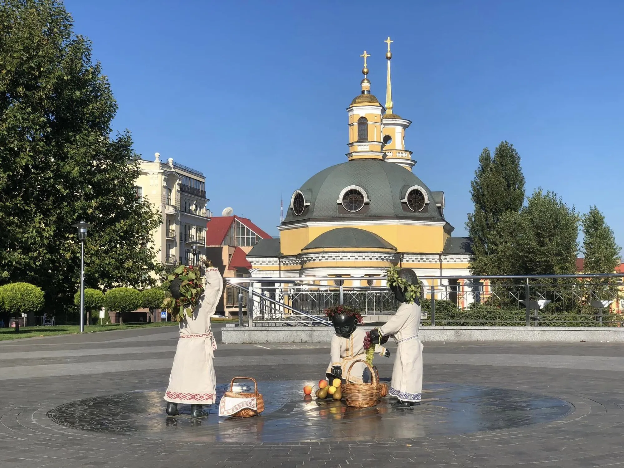 Скульптури малюків-засновників Києва перевдягли на честь осіннього рівнодення. Фото 