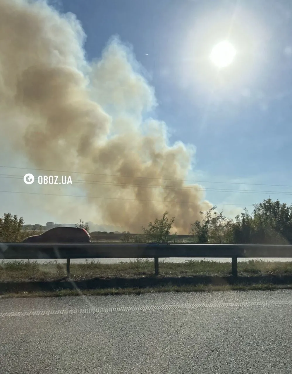 На трасі Київ-Харків розгорілася масштабна пожежа: відомо причину. Кадри з місця НП