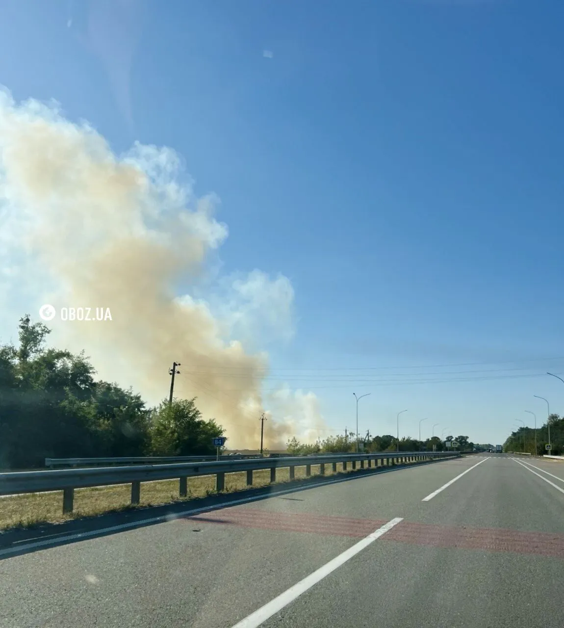 На трасі Київ-Харків розгорілася масштабна пожежа: відомо причину. Кадри з місця НП