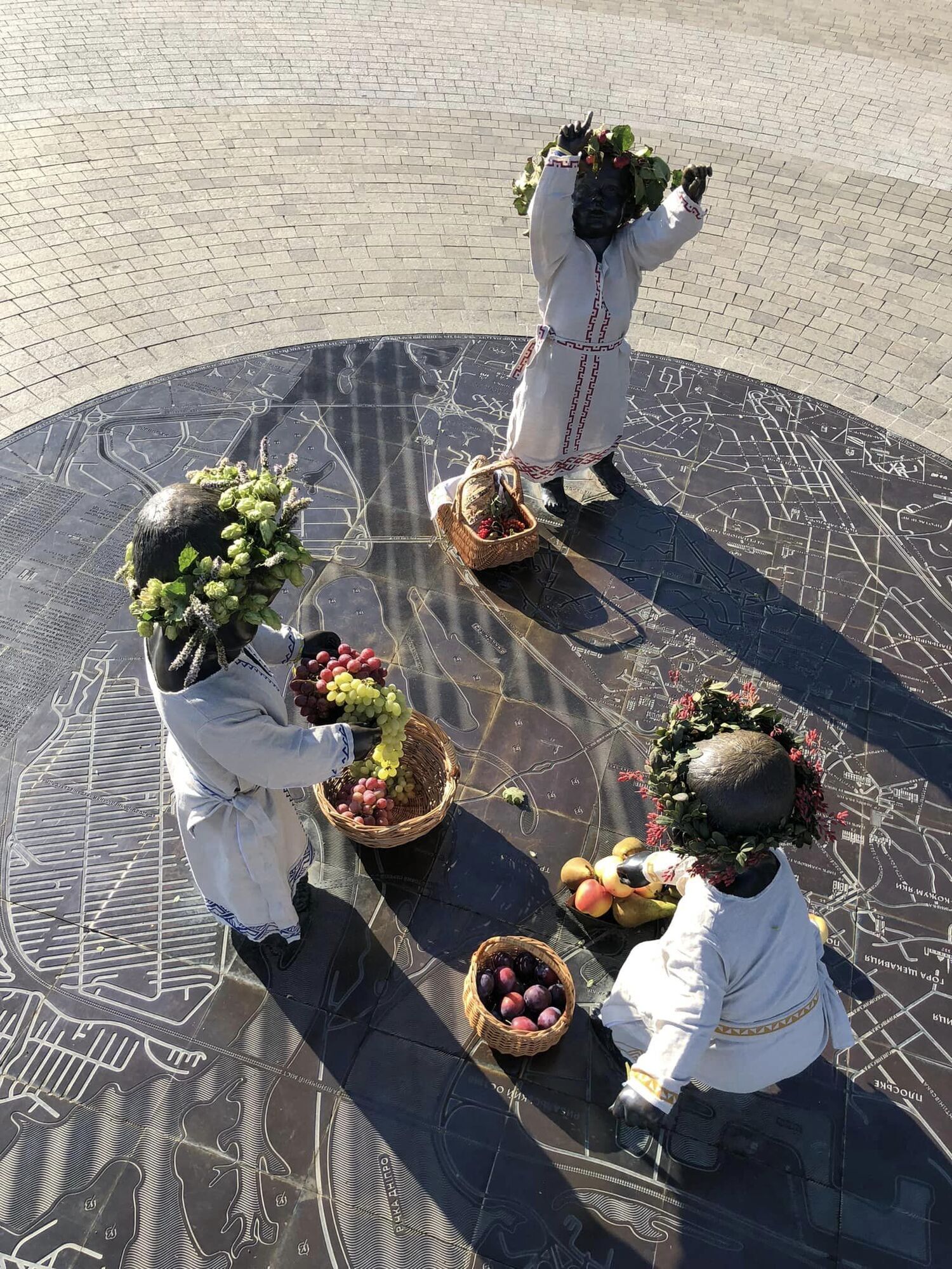 Скульптури малюків-засновників Києва перевдягли на честь осіннього рівнодення. Фото 