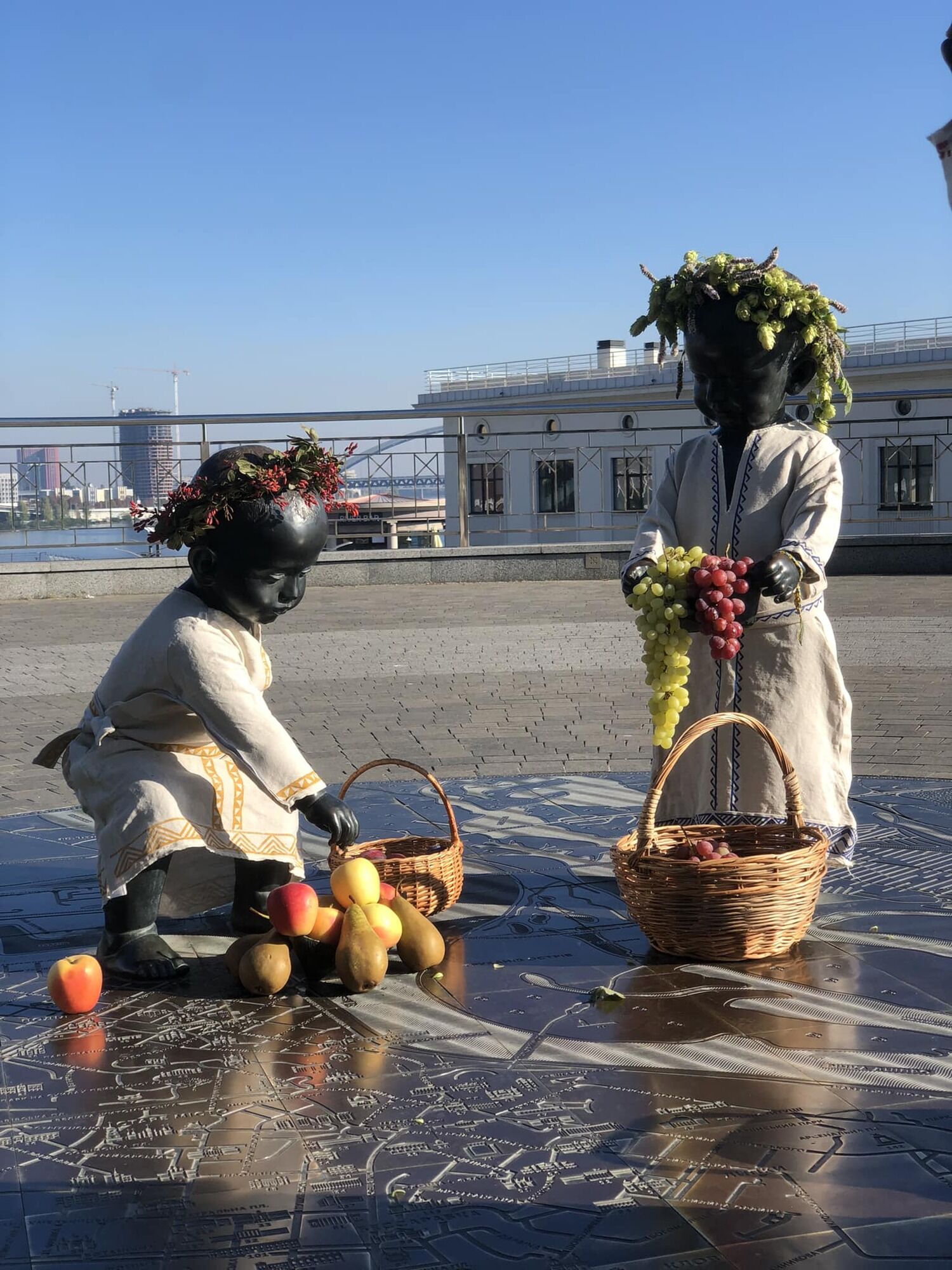 Скульптури малюків-засновників Києва перевдягли на честь осіннього рівнодення. Фото 