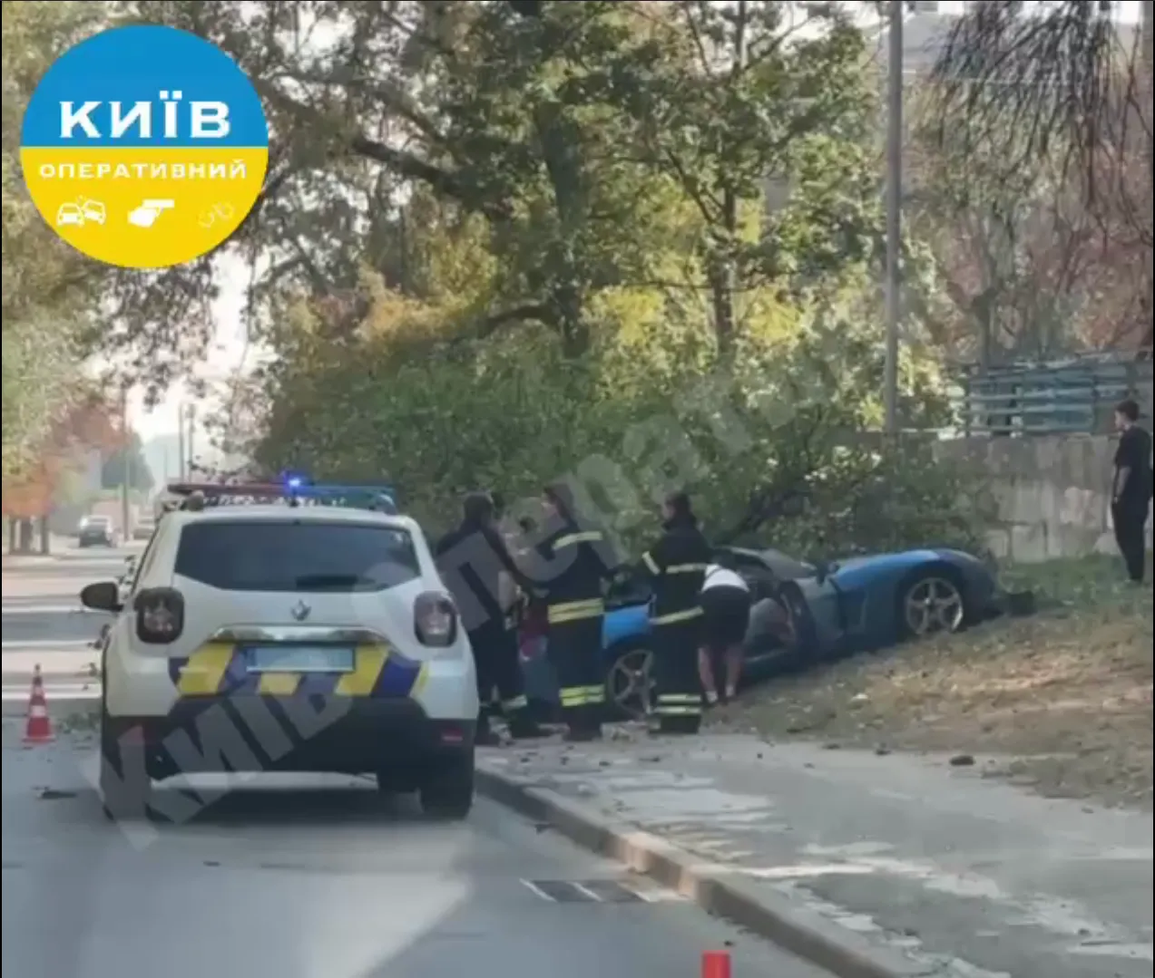 В Киеве спорткар на скорости врезался в дерево и свалил его. Подробности, фото и видео