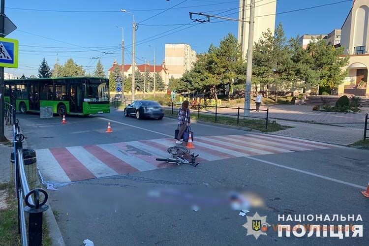 В Тернополе автомобиль сбил подростка, который пересекал пешеходный переход на велосипеде: парень скончался в больнице. Фото