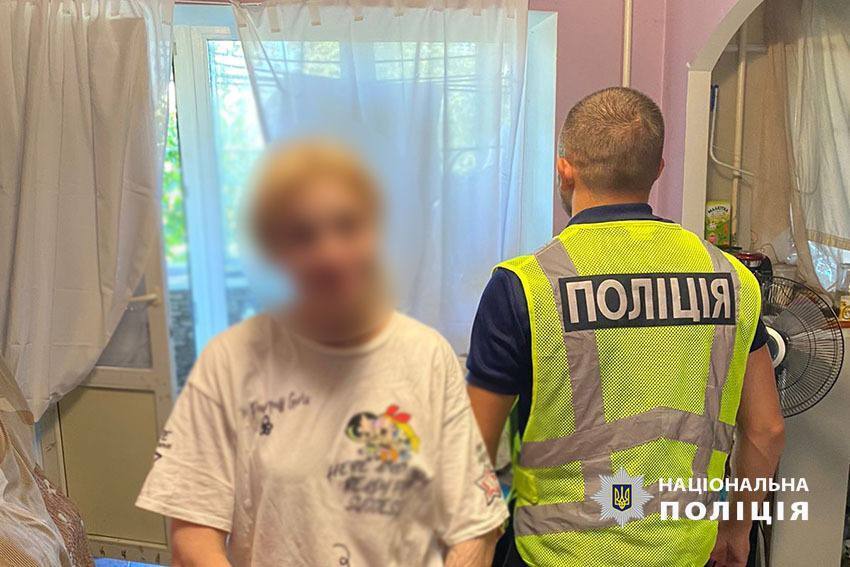 Під час обшуку знайшли наркотики та гранати: у Києві затримали підозрювану у збуті амфетаміну та канабісу. Фото