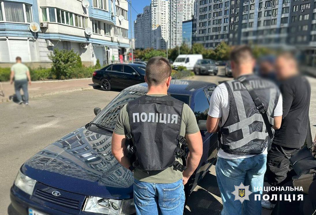 Вимагали $12,5 тис. неіснуючого боргу та погрожували розправою: у Києві затримали двох зловмисників. Фото