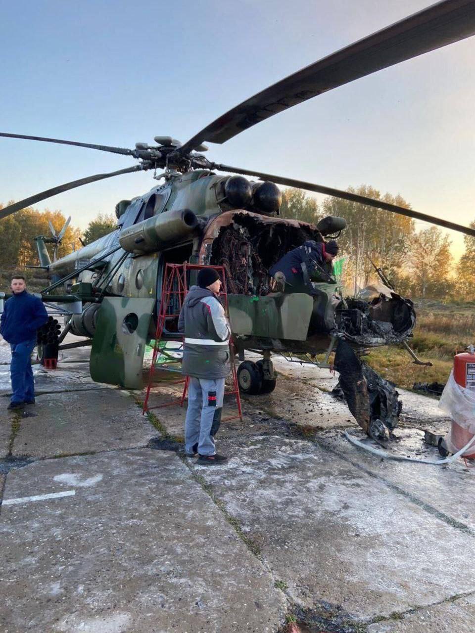 У російському Омську школярі спалили військовий вертоліт. Фото і відео