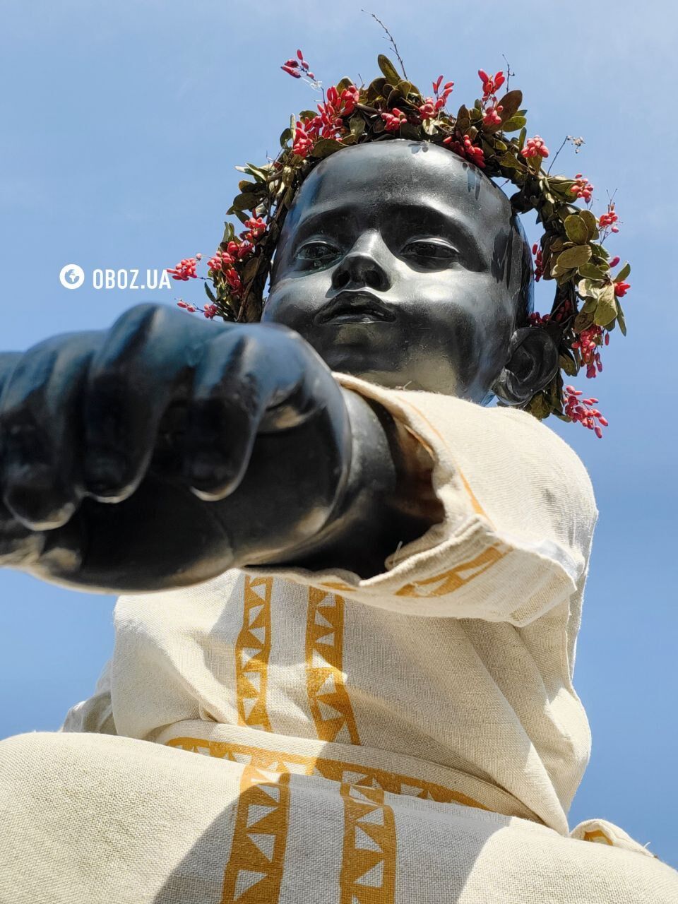 Скульптури малюків – засновників Києва перевдягли на честь осіннього рівнодення. Фото і відео