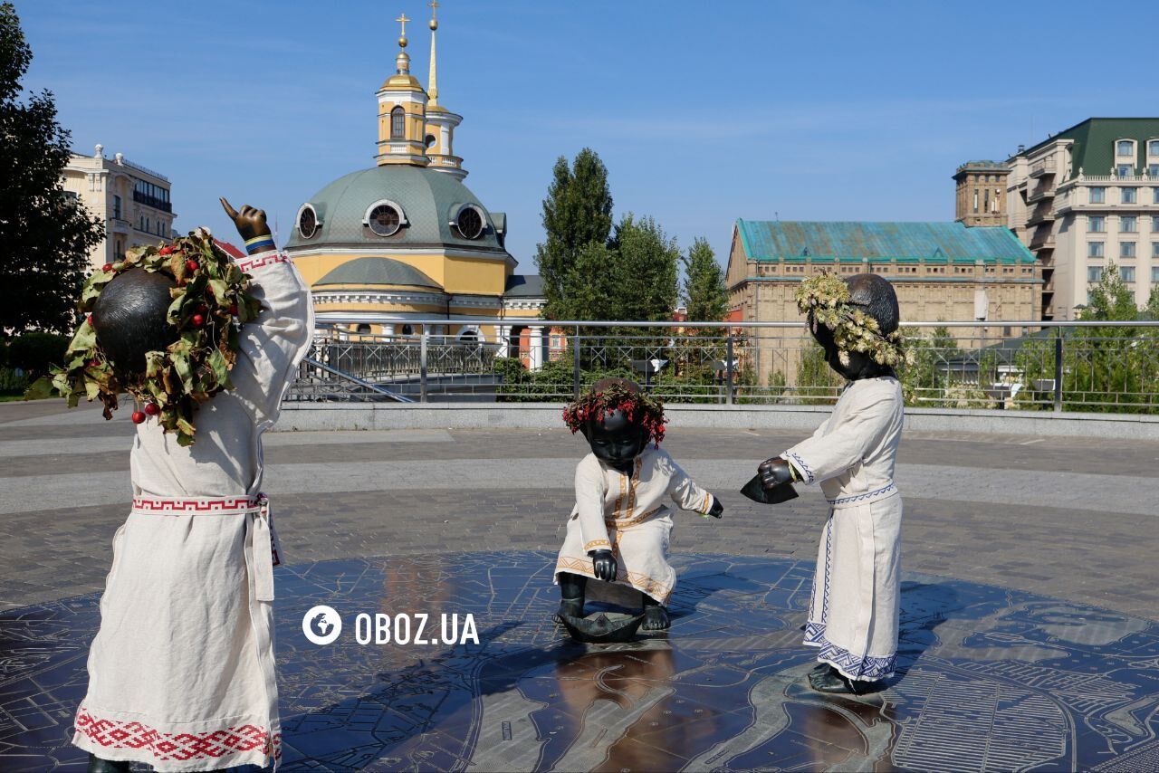 Скульптури малюків – засновників Києва перевдягли на честь осіннього рівнодення. Фото і відео