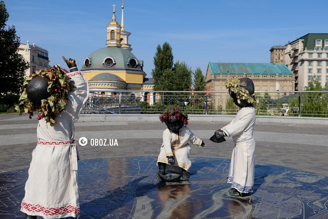 Скульптури малюків – засновників Києва перевдягли на честь осіннього рівнодення. Фото і відео