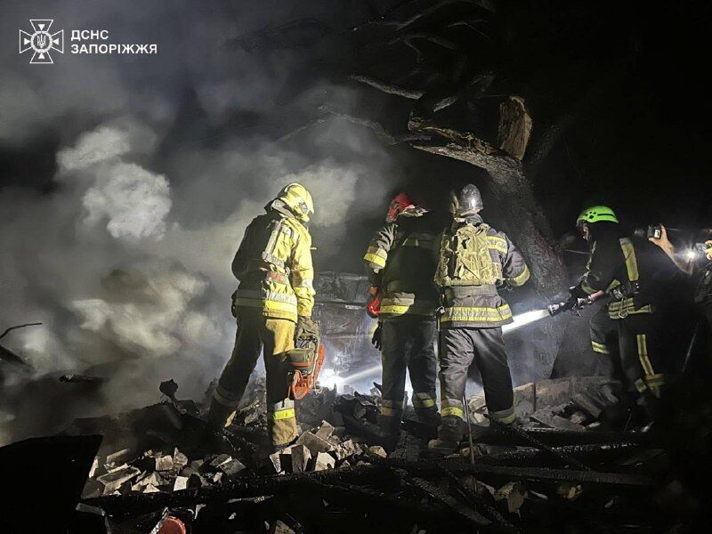 Росіяни вдарили по житловій забудові Запоріжжя: зруйновано будинки, загинула людина. Фото і відео