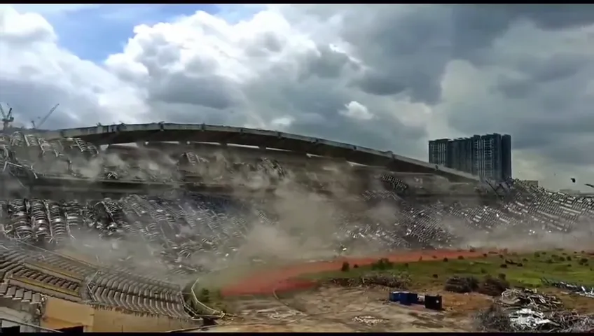 Легендарный стадион на 80 000 зрителей взорван с помощью динамита. Видео