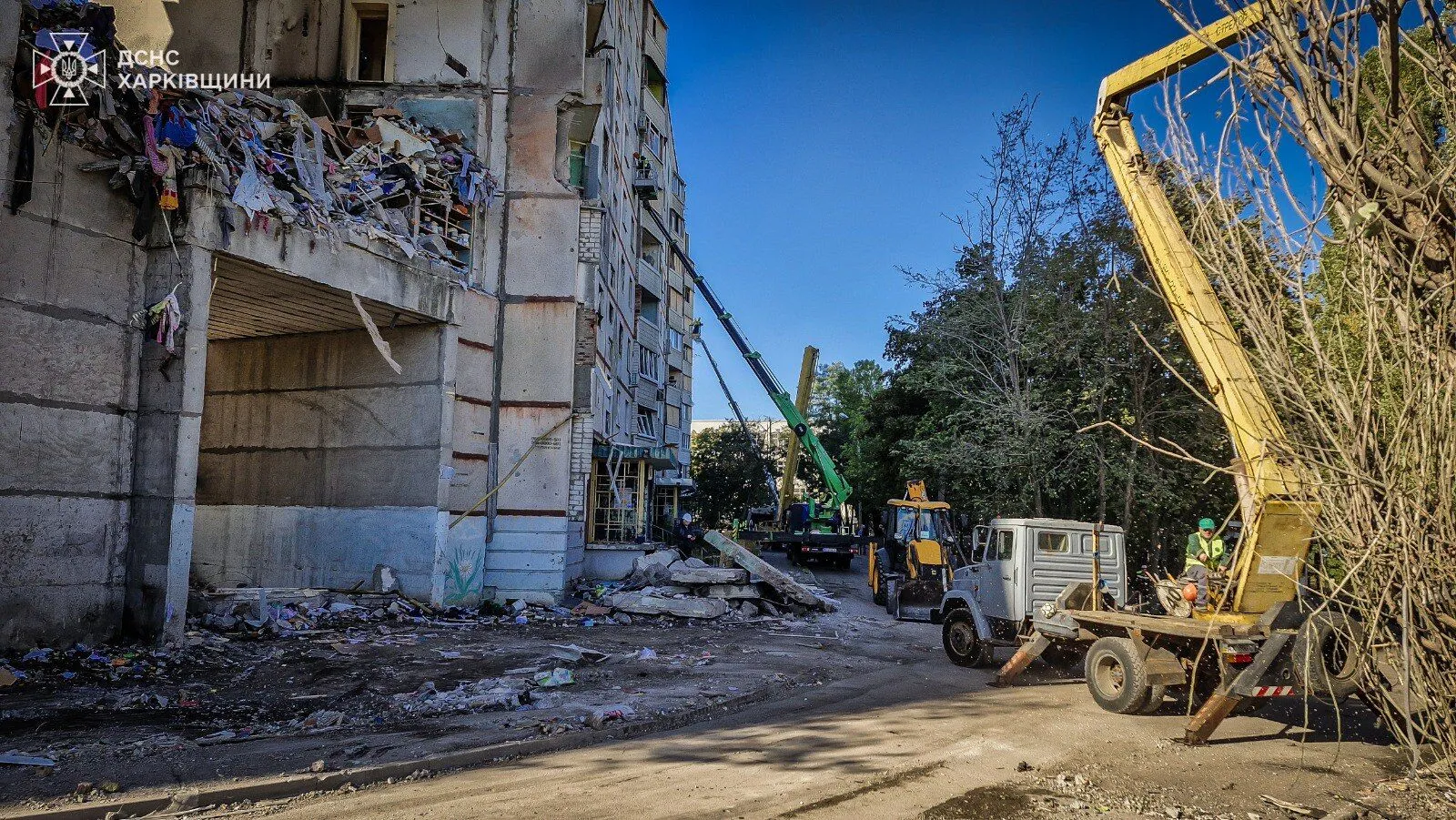 "Здесь есть кто?" В Нацполиции показали первые минуты после попадания бомбы в многоэтажку в Харькове. Видео