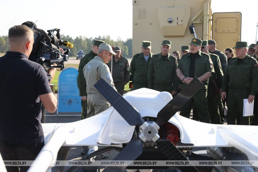 "Безпілотники – це серйозна новинка": Лукашенко знову заговорив про підготовку Білорусі до війни. Фото