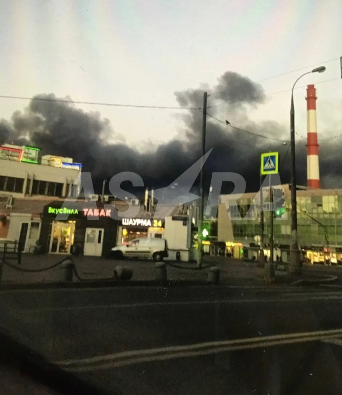 У Москві спалахнула потужна пожежа на складі, валить чорний дим. Фото  і відео 