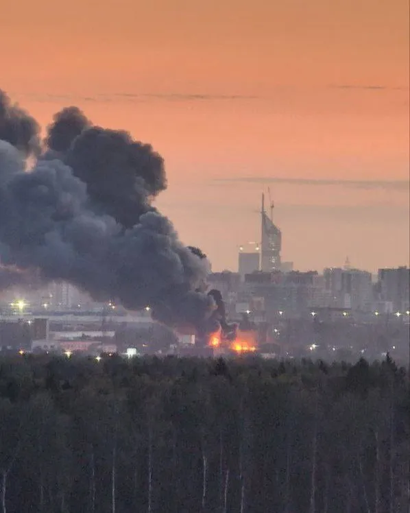 У Москві спалахнула потужна пожежа на складі, валить чорний дим. Фото  і відео 