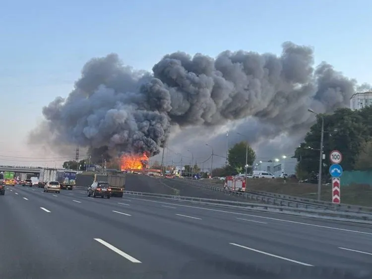 В Москве вспыхнул мощный пожар на складе, валит черный дым. Фото и видео