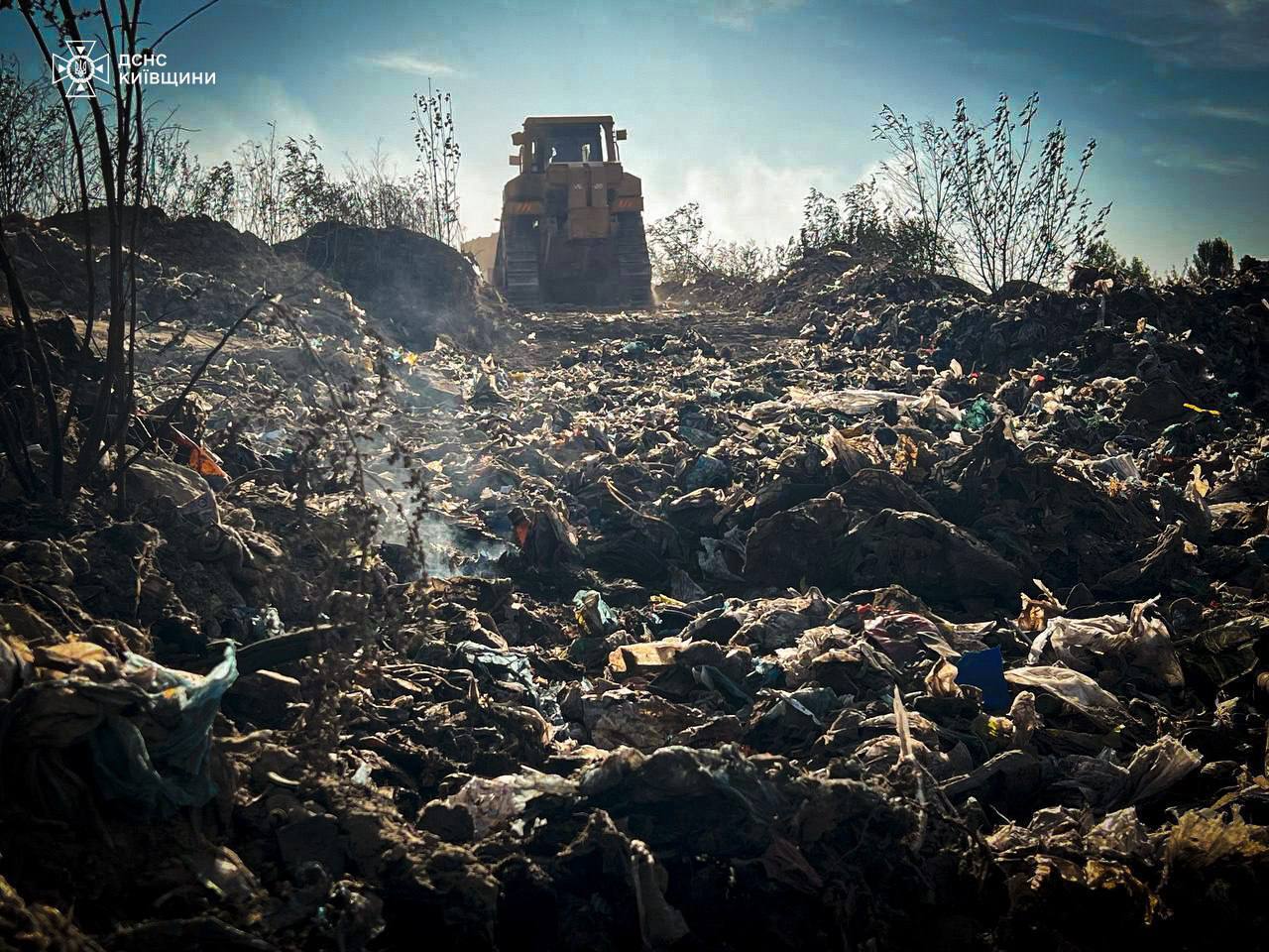 На Київщині виникла масштабна пожежа на недіючому сміттєзвалищі. Подробиці, фото і відео