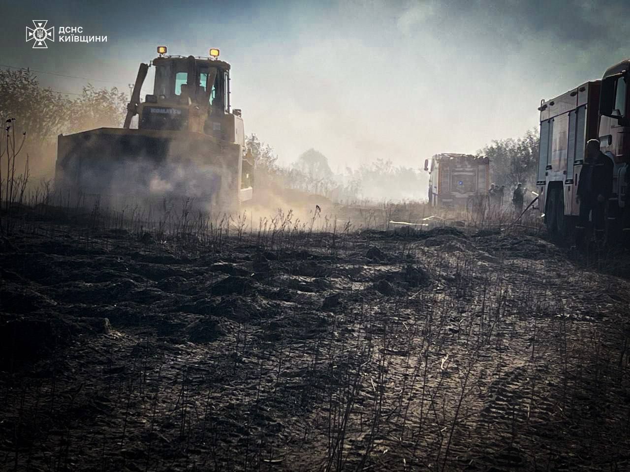 На Київщині виникла масштабна пожежа на недіючому сміттєзвалищі. Подробиці, фото і відео