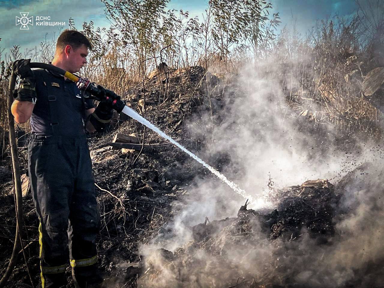 На Київщині виникла масштабна пожежа на недіючому сміттєзвалищі. Подробиці, фото і відео