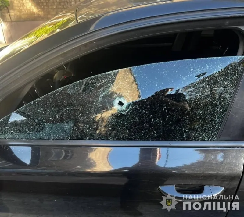 У Кривому Розі невідомі обстріляли автомобіль: поліція оголосила план "перехоплення". Фото