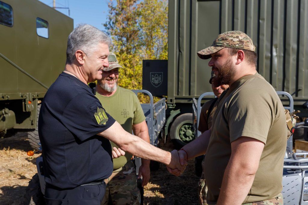 Порошенко в день рождения привез дроны и технику военным на Сумщине