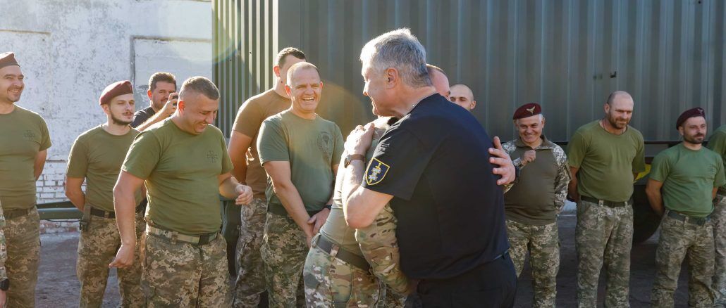 Порошенко в день рождения привез дроны и технику военным на Сумщине