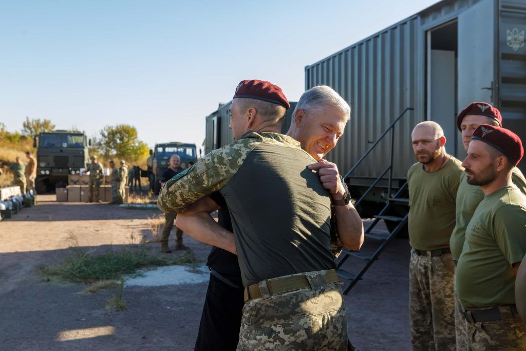 Порошенко в день рождения привез дроны и технику военным на Сумщине