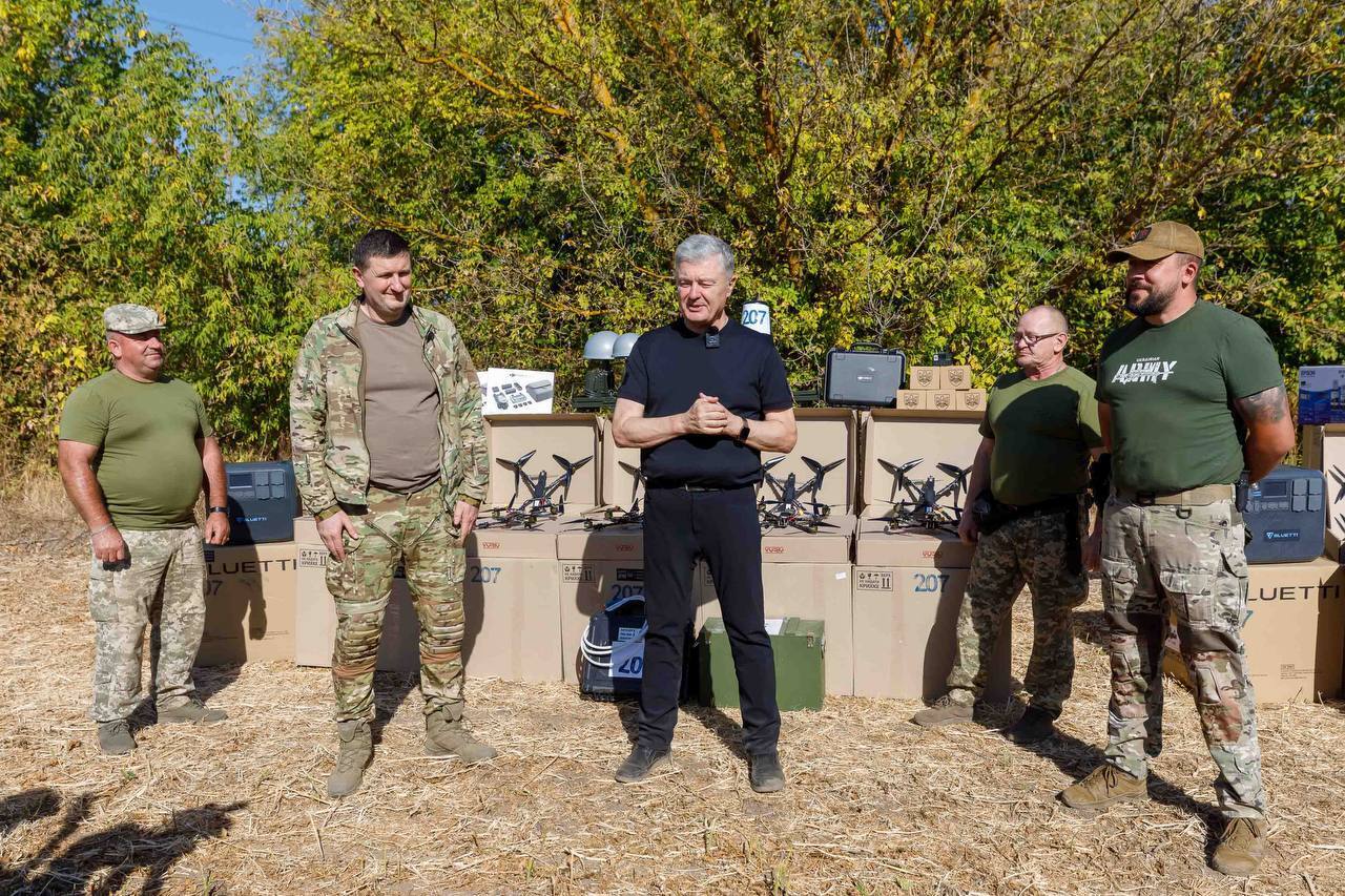 Порошенко в день рождения привез дроны и технику военным на Сумщине