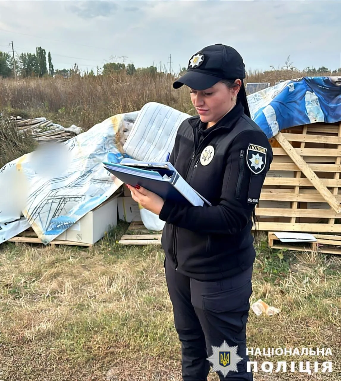 В Борисполе на пустыре обнаружили свертки с медикаментами: полиция начала расследование. Фото и видео