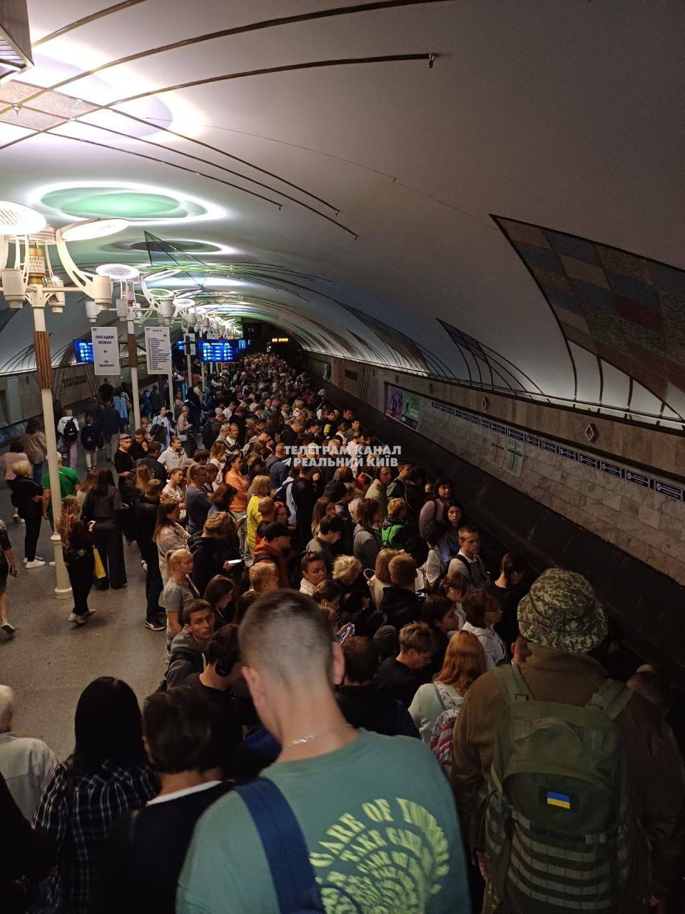 В Киеве после тревоги возникла давка в метро: что происходит. Фото и видео