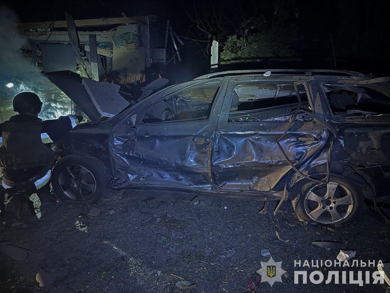 Окупанти вдарили по житловій забудові й території підприємства в Запоріжжі: постраждали восьмеро людей. Фото і відео