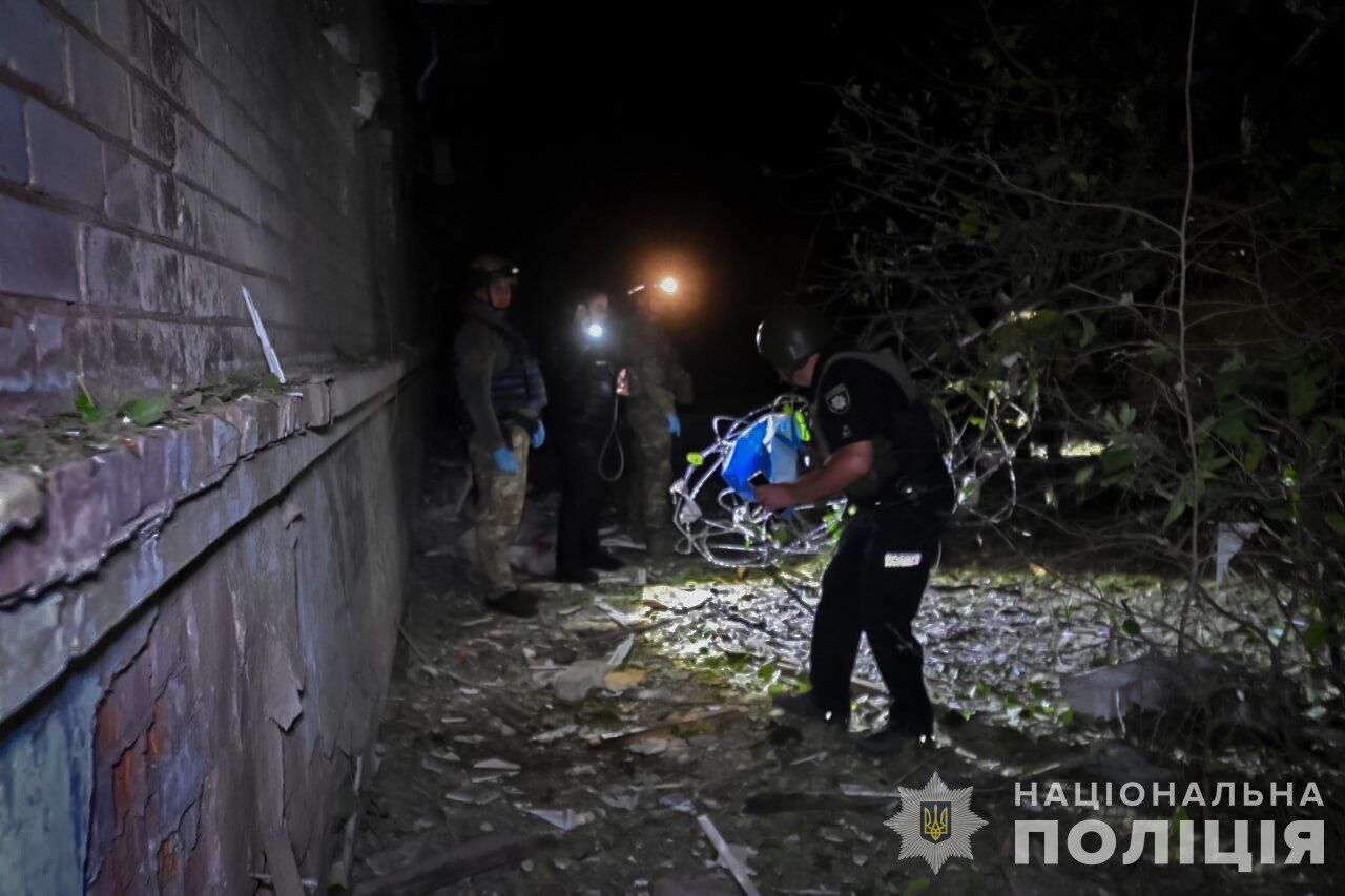 Оккупанты ударили по жилой застройке и территории предприятия в Запорожье: пострадали девять человек. Фото и видео