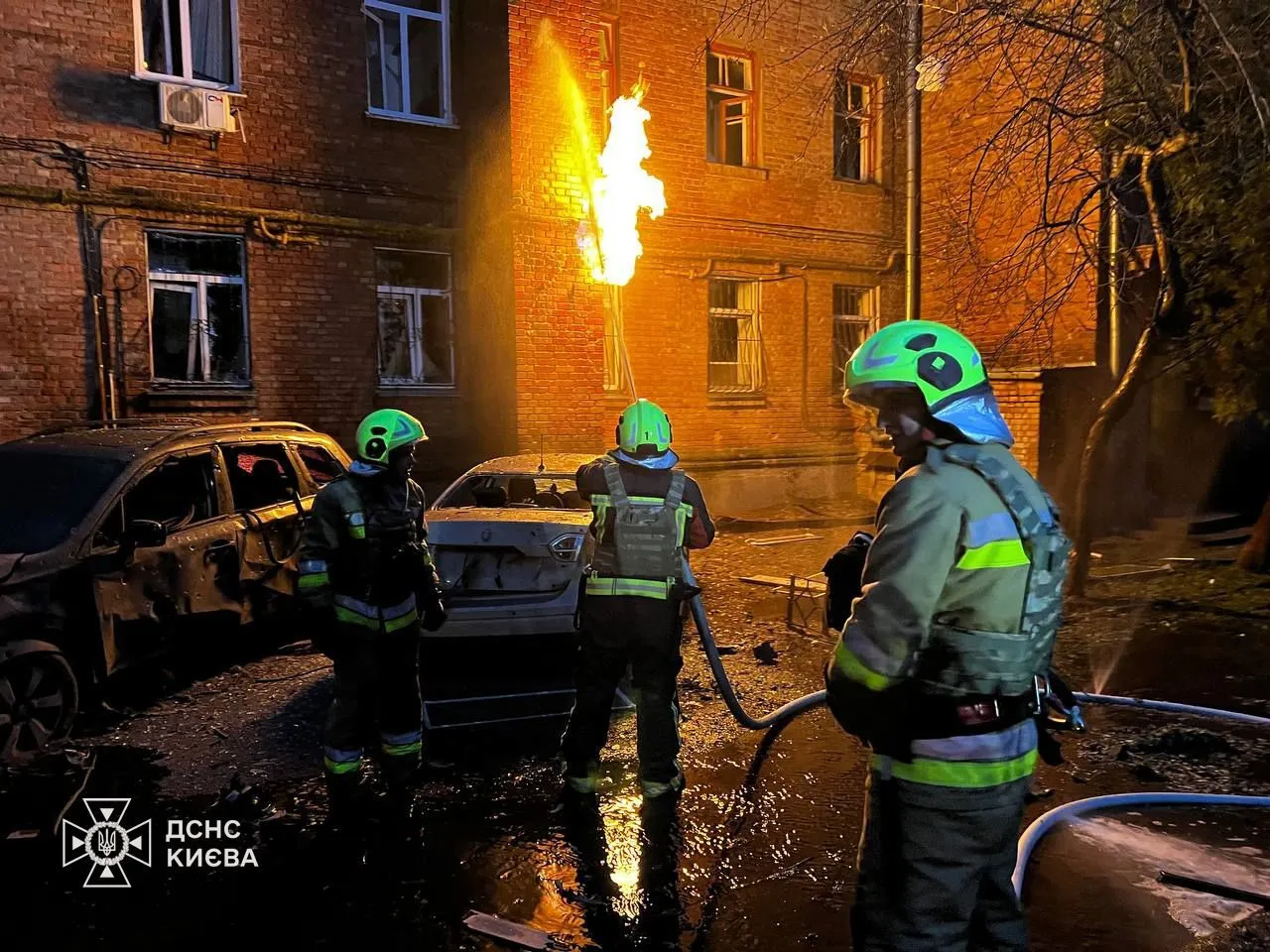 Уламки впали біля будинку й на території дитсадка: в Києві через ворожу атаку постраждав чоловік із дитиною, пошкоджені десятки авто. Фото