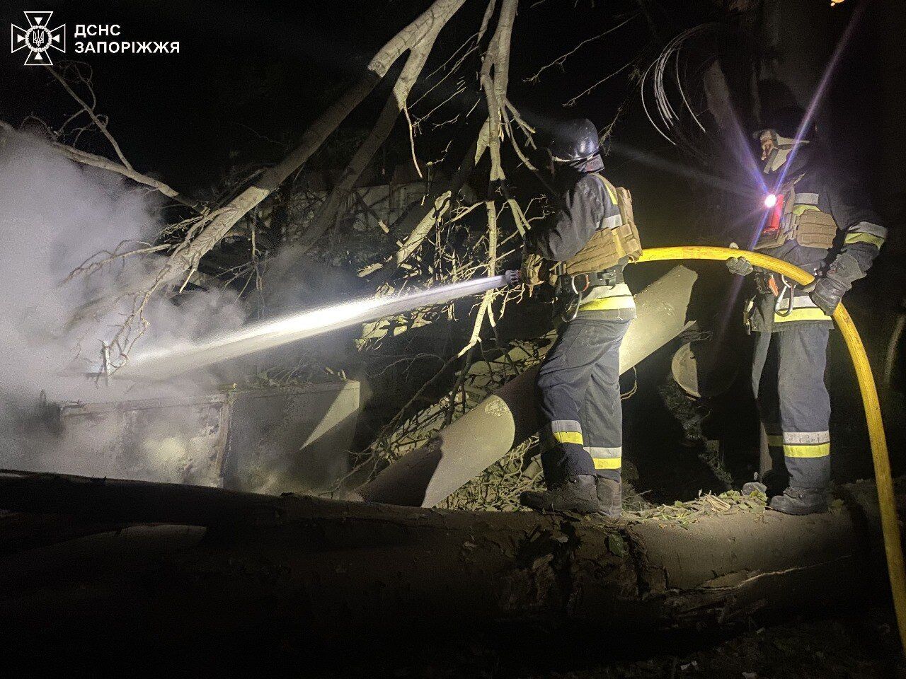 Окупанти вдарили по житловій забудові й території підприємства в Запоріжжі: постраждали дев’ятеро людей. Фото і відео