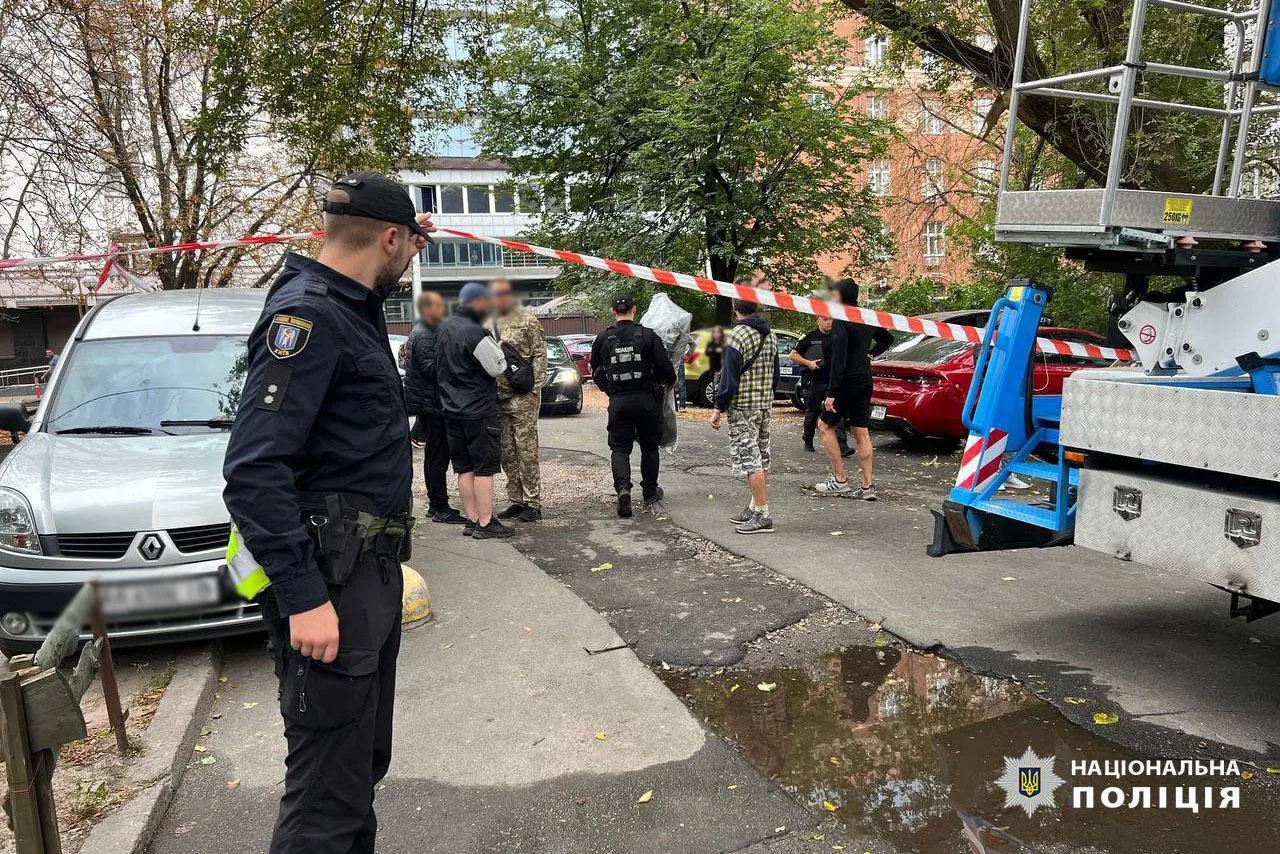 Обломки упали возле дома и на территории детсада: в Киеве из-за вражеской атаки пострадал мужчина с ребенком, повреждены десятки авто. Фото