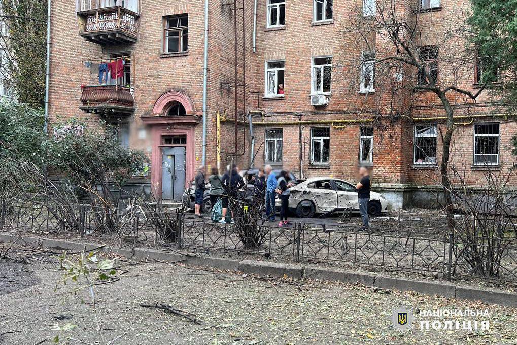 Уламки впали біля будинку й на території дитсадка: в Києві через ворожу атаку постраждав чоловік із дитиною, пошкоджені десятки авто. Фото