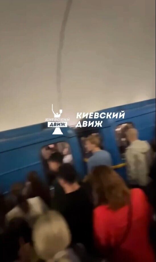 В Киеве после тревоги возникла давка в метро: что происходит. Фото и видео