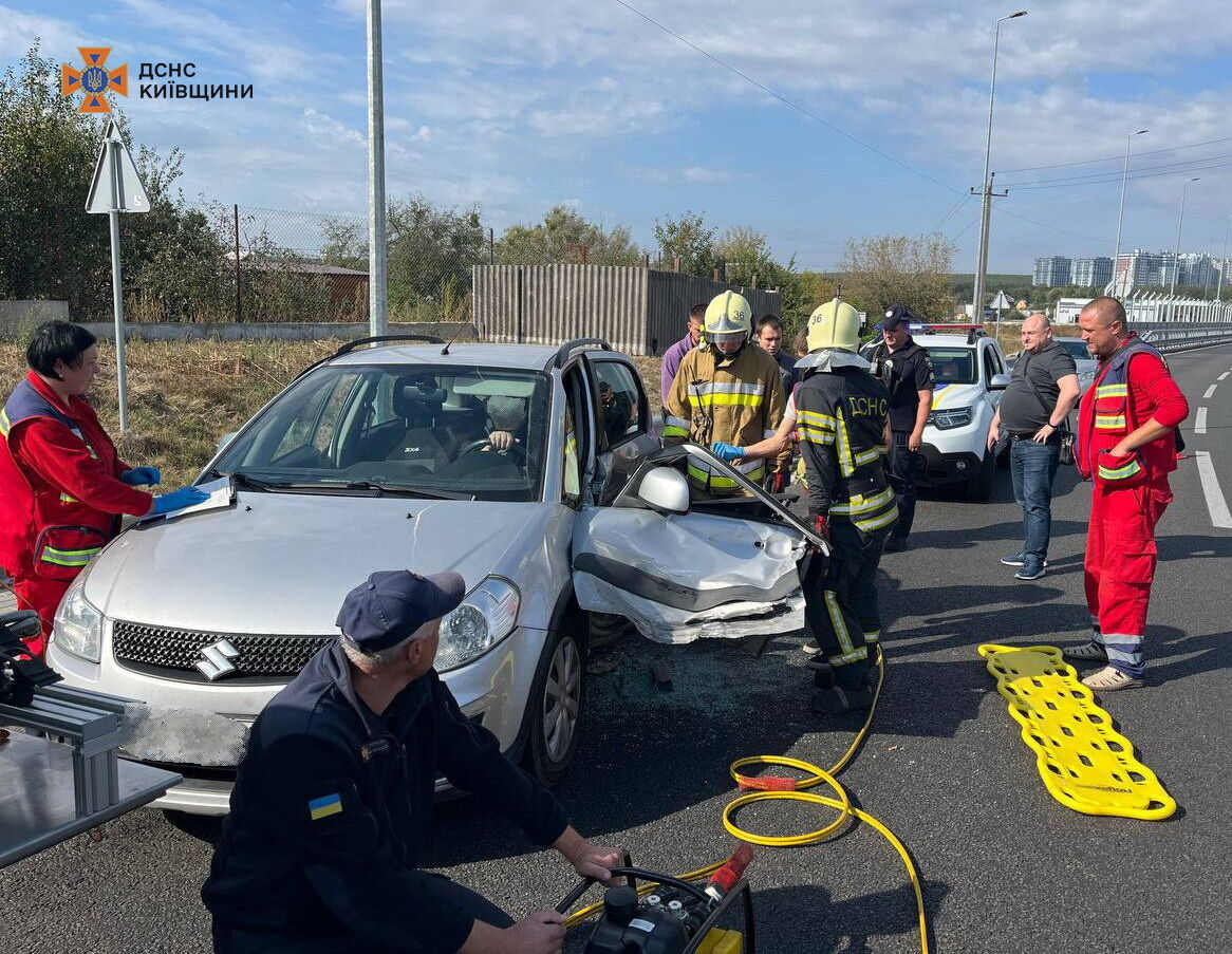 На Київщині сталась ДТП за участі двох легковиків: одного з потерпілих деблокували рятувальники. Фото