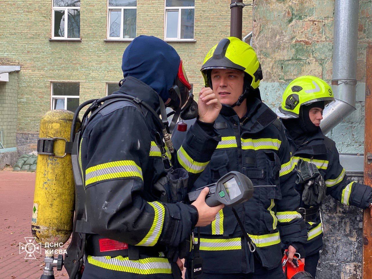 В Киеве произошел пожар в школе: проводилась эвакуация учащихся и учителей. Подробности и фото