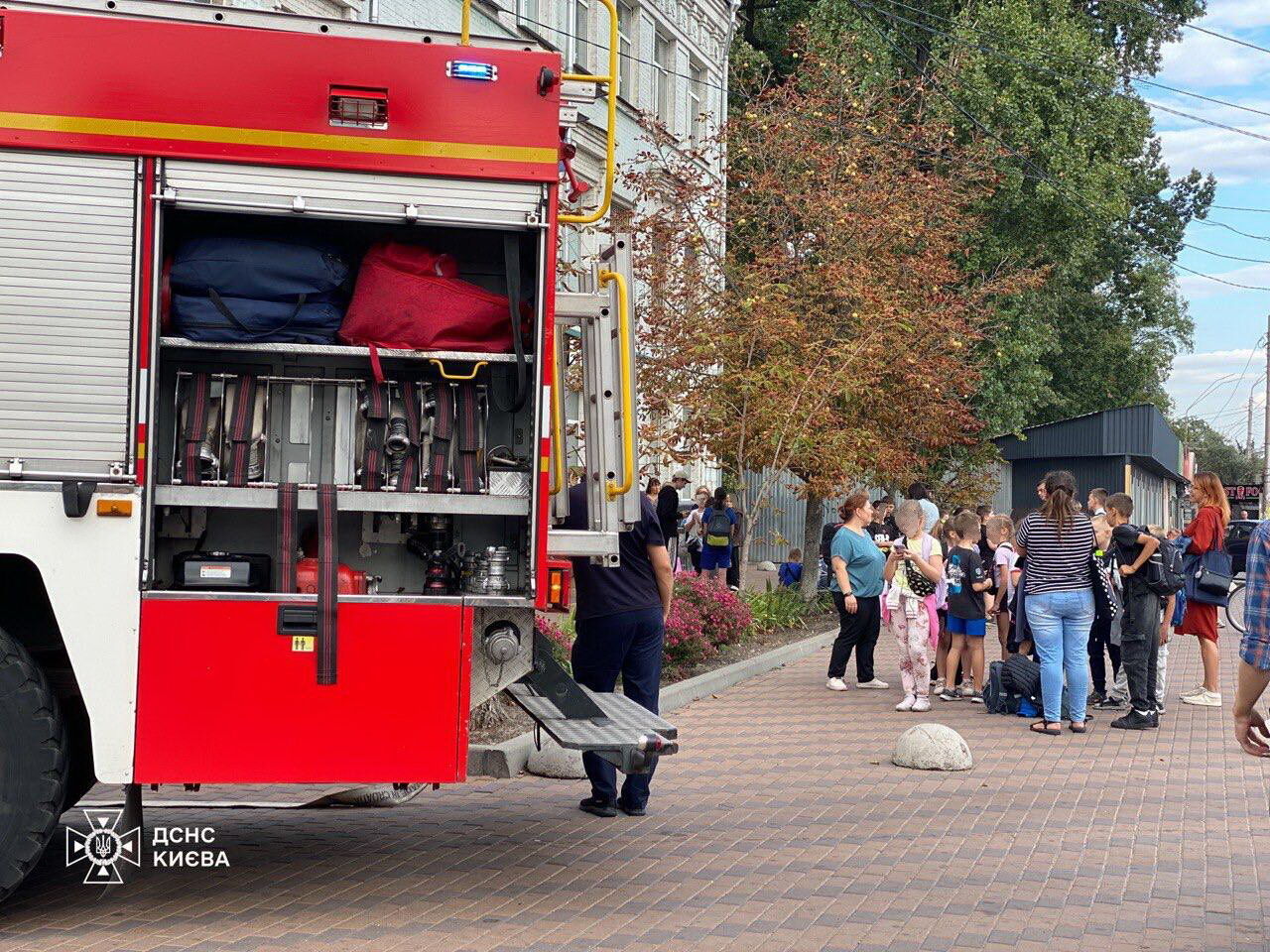 В Киеве произошел пожар в школе: проводилась эвакуация учащихся и учителей. Подробности и фото