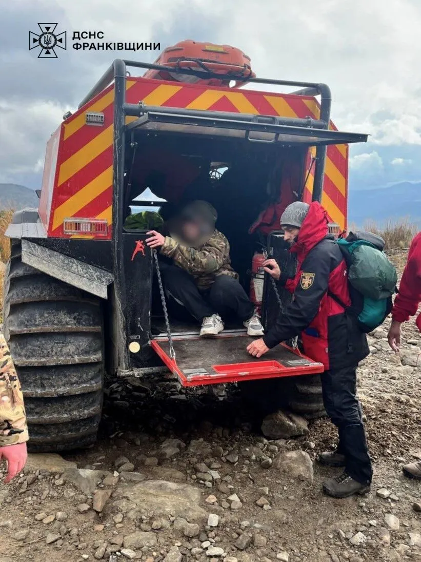 Працювали рятувальники двох областей та спецтехніка: у Карпатах допомогли туристці з Києва, якій стало зле. Фото