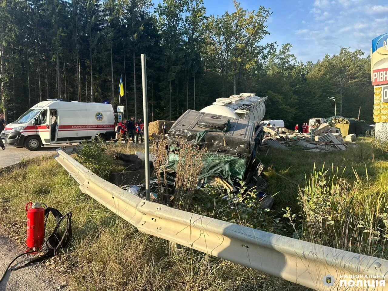 На Рівненщині автоцистерна врізалась у блокпост: загинув поліцейський, є поранені. Фото