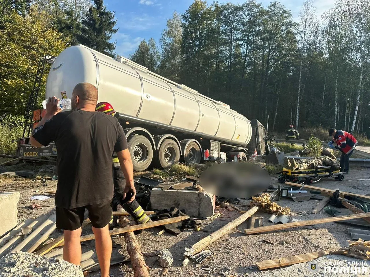 На Рівненщині автоцистерна врізалась у блокпост: загинув поліцейський, є поранені. Фото