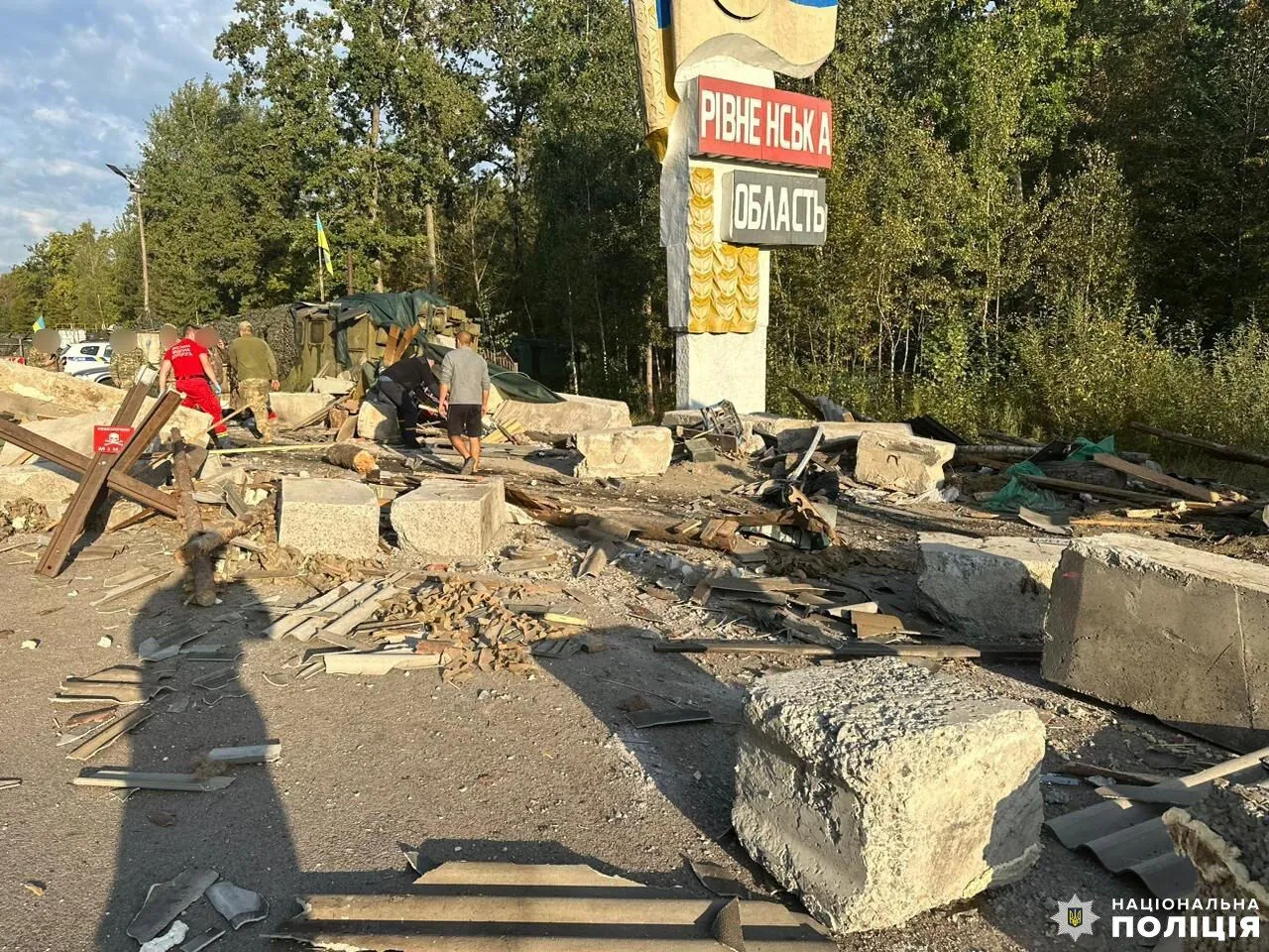 В Ривненской области автоцистерна врезалась в блокпост: погиб полицейский, есть раненые. Фото