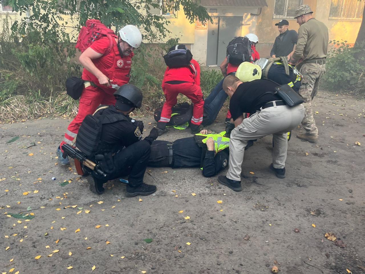 Окупанти двічі атакували Суми дронами, є прильоти по медзакладу і житловому сектору: загинули люди. Фото та відео