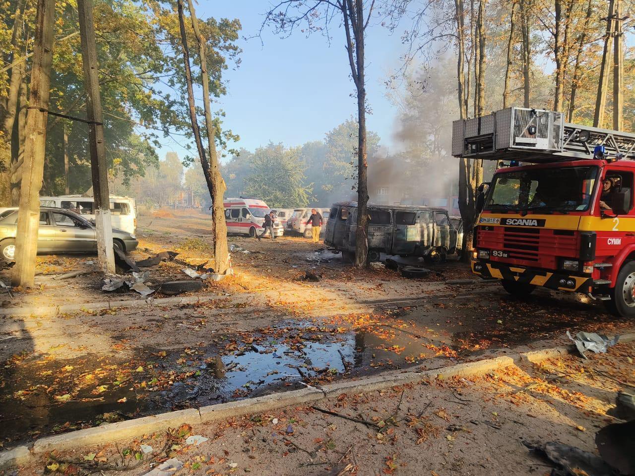 Окупанти двічі атакували Суми дронами, є прильоти по медзакладу і житловому сектору: загинули люди. Фото та відео